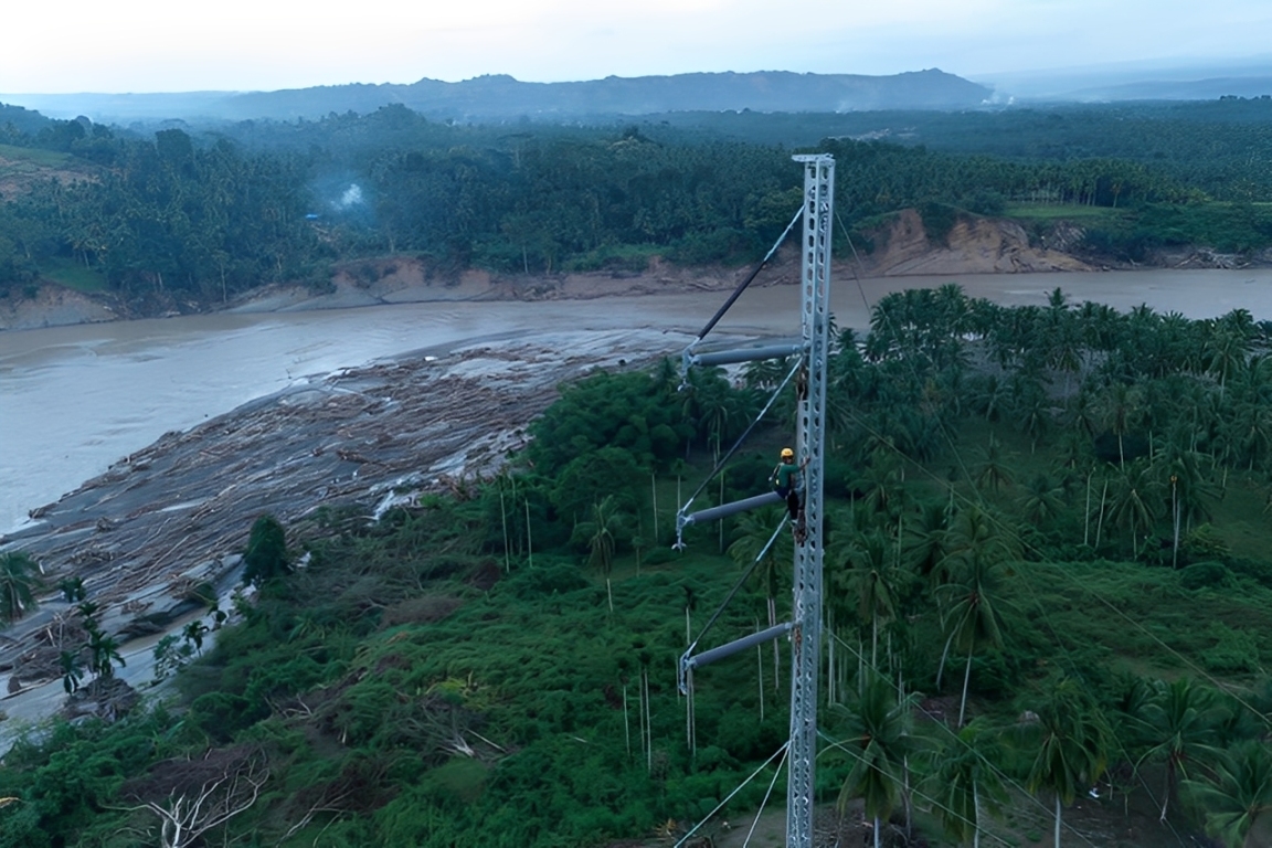 Petugas PLN menyambungkan kabel transmisi SUTT 150 kV Arun&ndash;Bireuen di atas emergency tower yang sudah berdiri.
