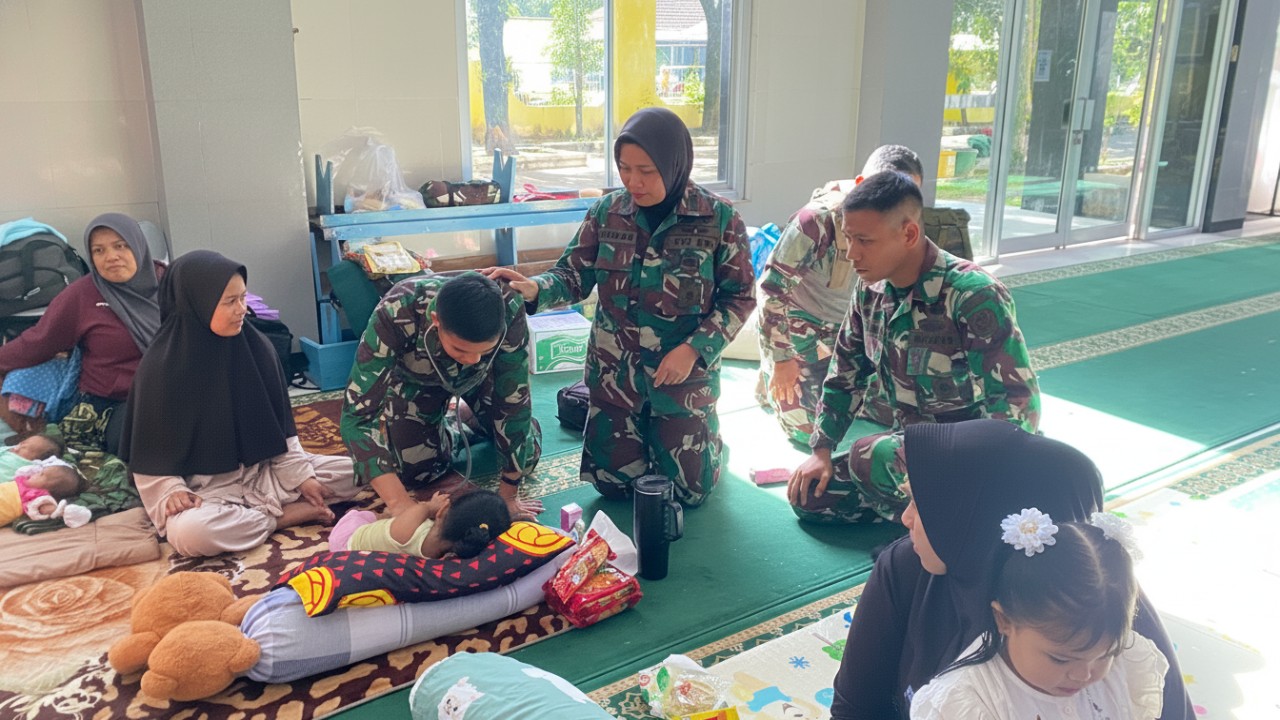 Tim medis Kesdam IM membantu warga Aceh di pos kesehatan darurat, visual suasana respons cepat penanganan banjir.