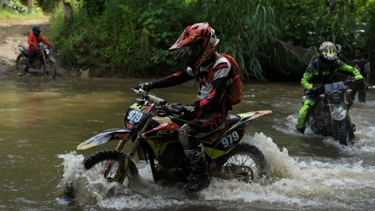 Rider melintasi jalur hutan Penajam, visual dramatis dengan debu, rimbun pepohonan, dan momentum Kejam Reborn.