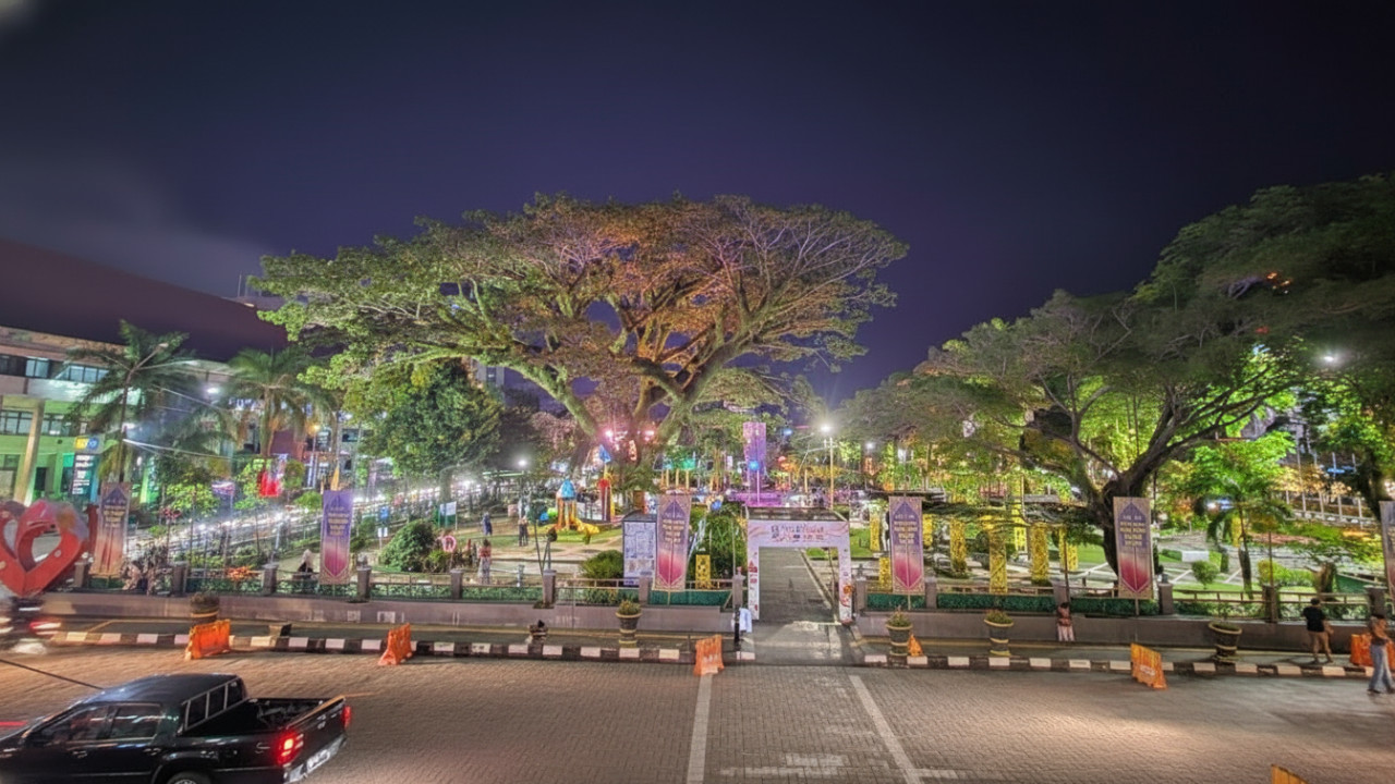 Pedagang kuliner halal Taman Bekapai dengan suasana taman malam hari, visual hook pencahayaan kota.