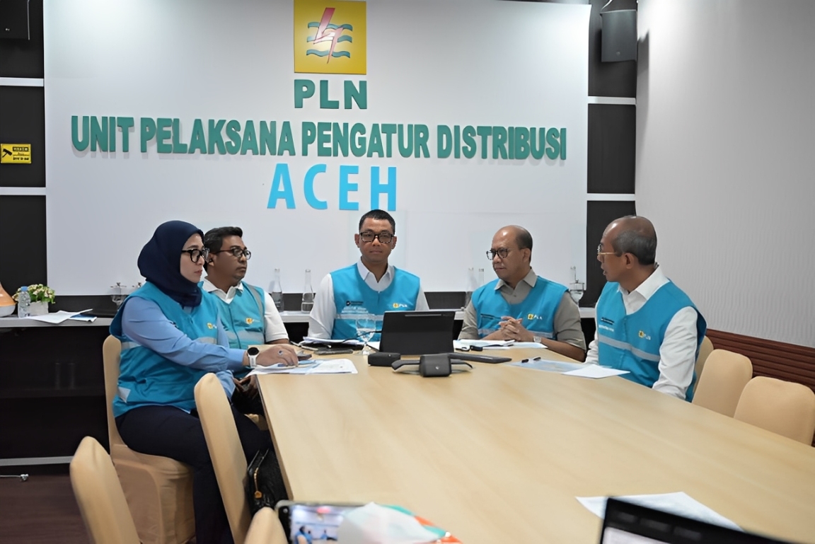 Direktur Utama PLN Darmawan Prasodjo bersama jajaran direksi PLN dan GM UIW Aceh saat mengikuti Laporan dan Rapat Koordinasi bersama Menteri ESDM secara daring dari Banda Aceh, Selasa (9/12/2025).