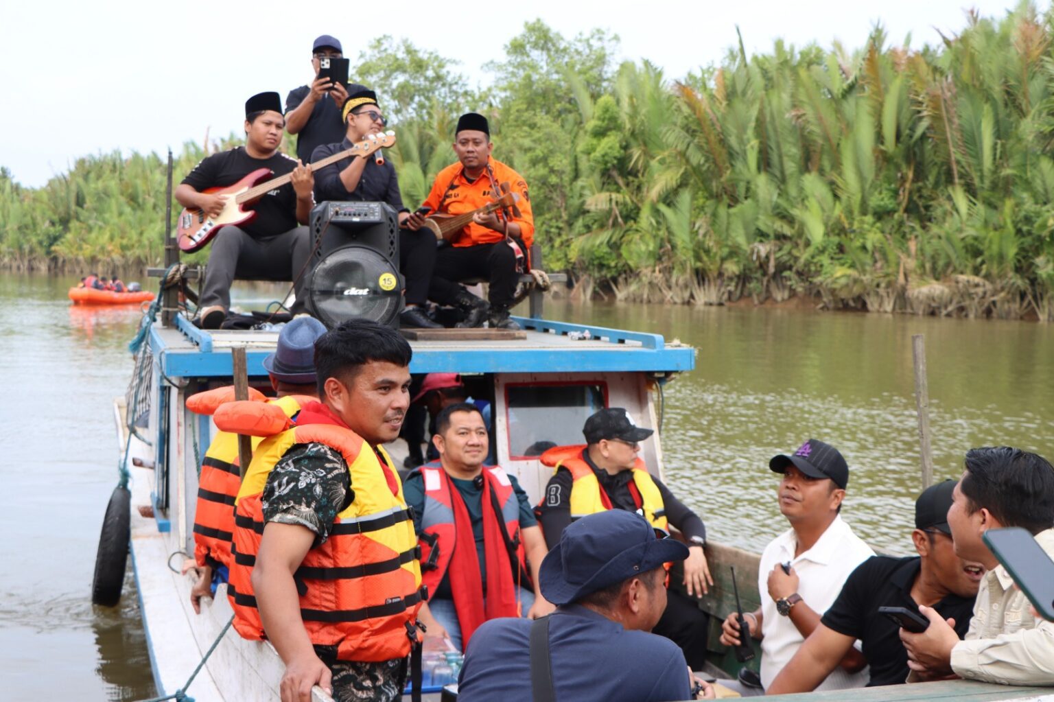 &ldquo;Susur Sungai Waru Tua &ndash; visual alami sungai tenang, perahu wisata, dan habitat Bekantan dalam nuansa hutan Kalimantan.&rdquo;