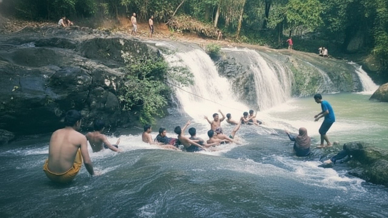 Pemandangan Air Terjun Doyam Gerigu dengan tebing bertingkat dan aliran air jernih yang mengalir alami, menghadirkan suasana sejuk dan menenangkan.