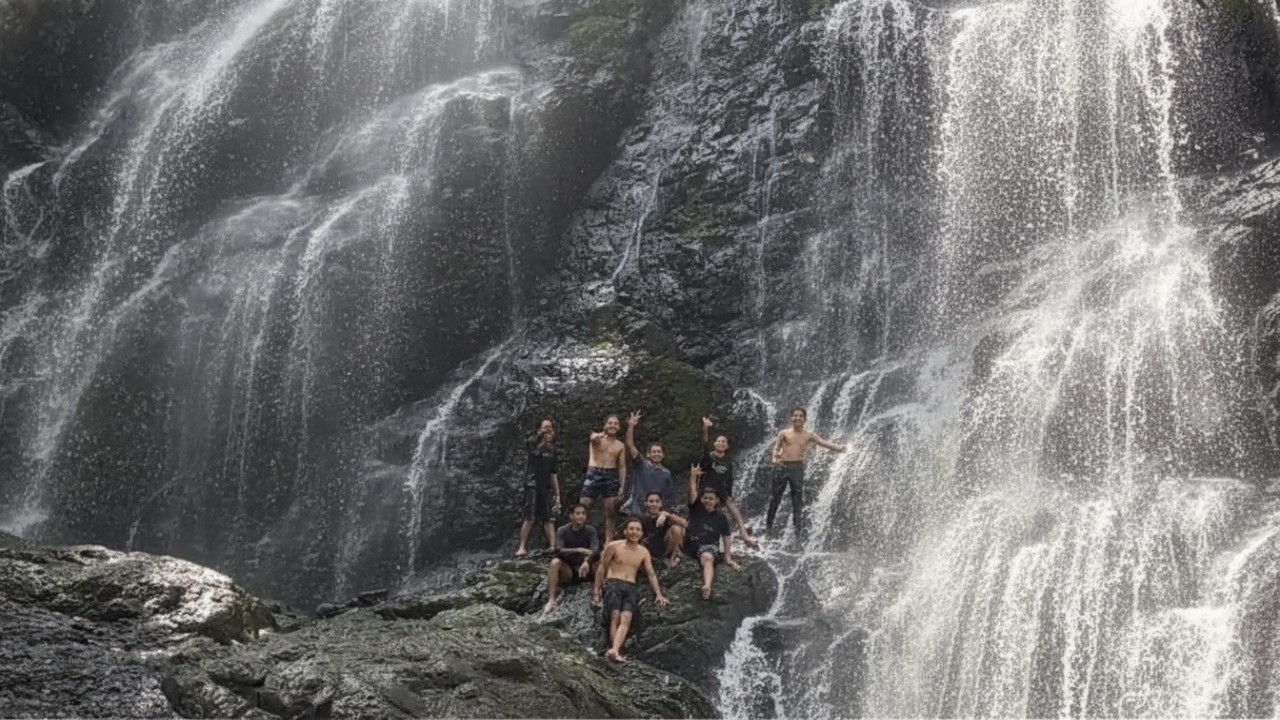 Panorama Air Terjun Doyam Sondong dengan aliran air jernih dan pepohonan hijau, menghadirkan kesan alami yang membuat pengunjung betah Cess.