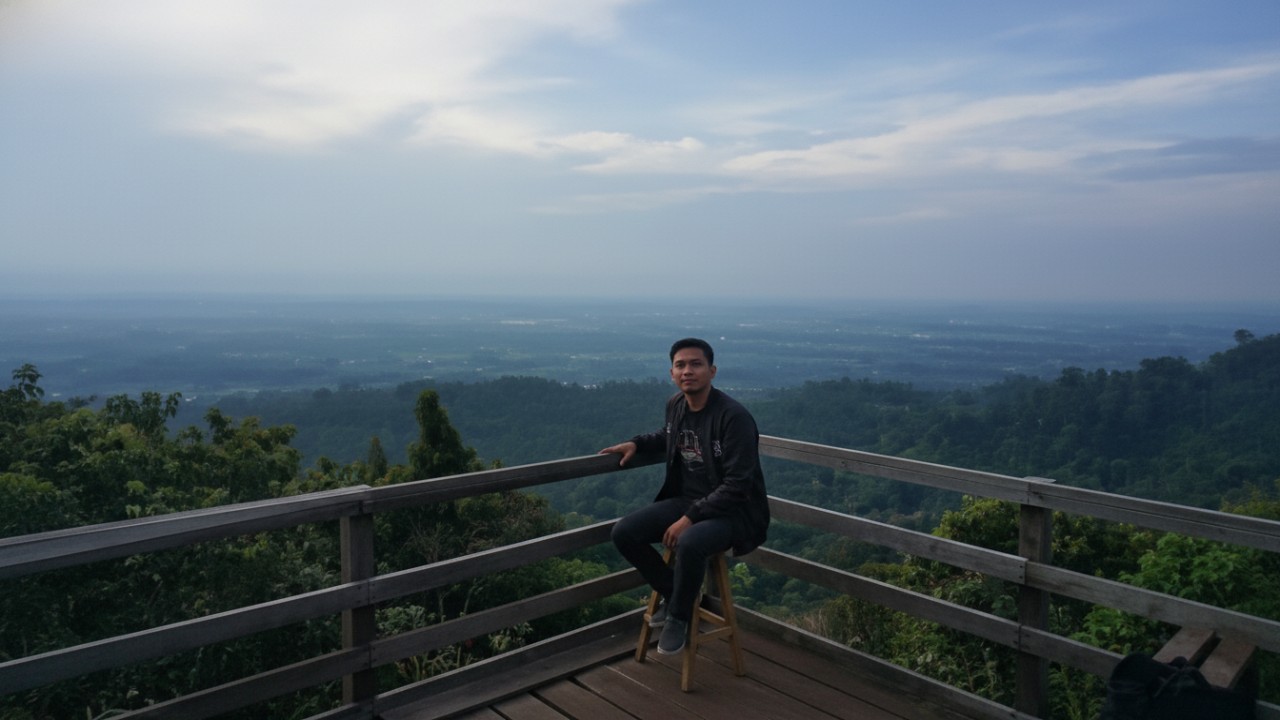 Panorama hijau Nui Sae Long Ikis dengan bukit dan pepohonan alami, spot santai favorit pemburu ketenangan.