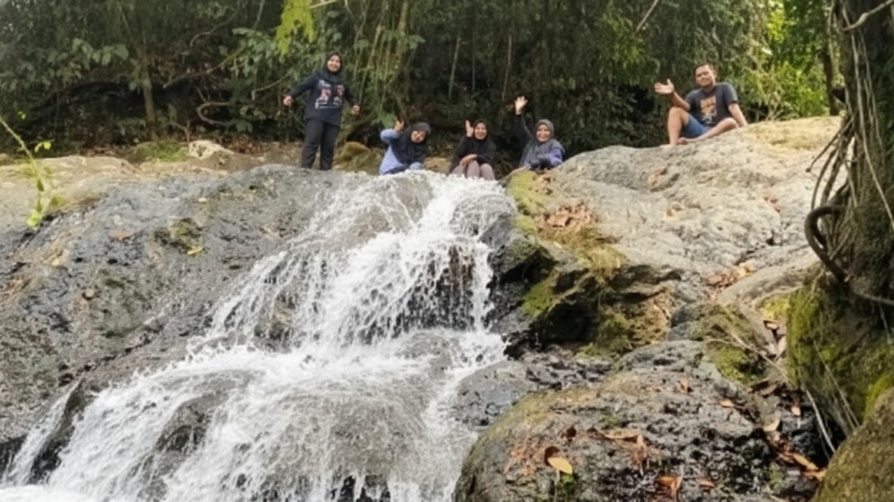 Pemandangan Air Terjun Mill 12 dengan aliran air bertingkat dan pepohonan rimbun, menghadirkan suasana alam Paser yang menenangkan.
