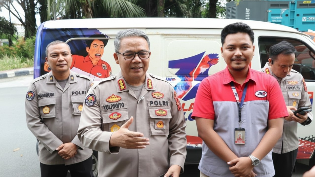 Kabid Humas Polda Kaltim melepas bantuan pakaian layak pakai untuk warga terdampak bencana, menunjukkan semangat kemanusiaan yang terus hidup.