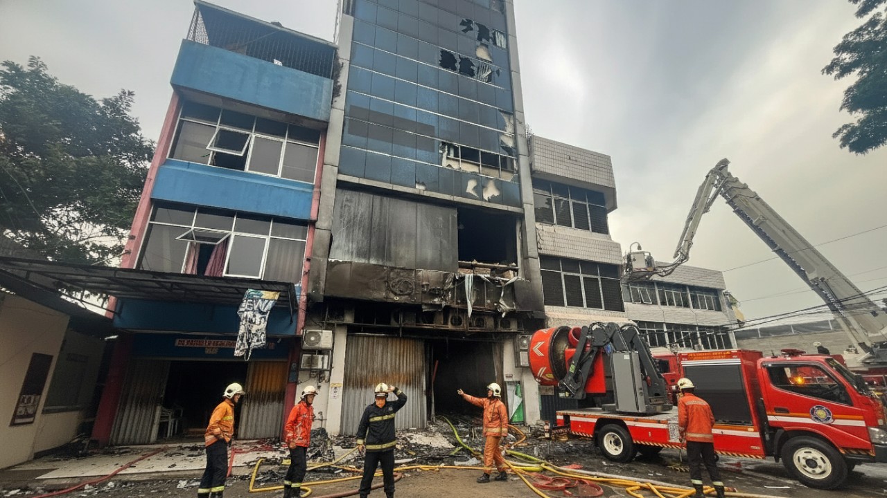Suasana paska kebakaran Terra Drone dan petugas Damkar di lokasi