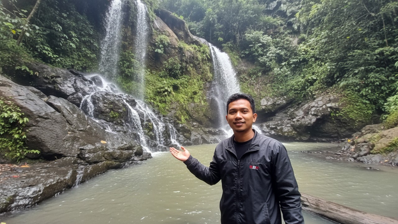 Suasana Air Terjun Doyam Tangkolapan dengan aliran air jernih dan pepohonan tropis yang rimbun, cocok untuk mandi dan menikmati ketenangan Cess.