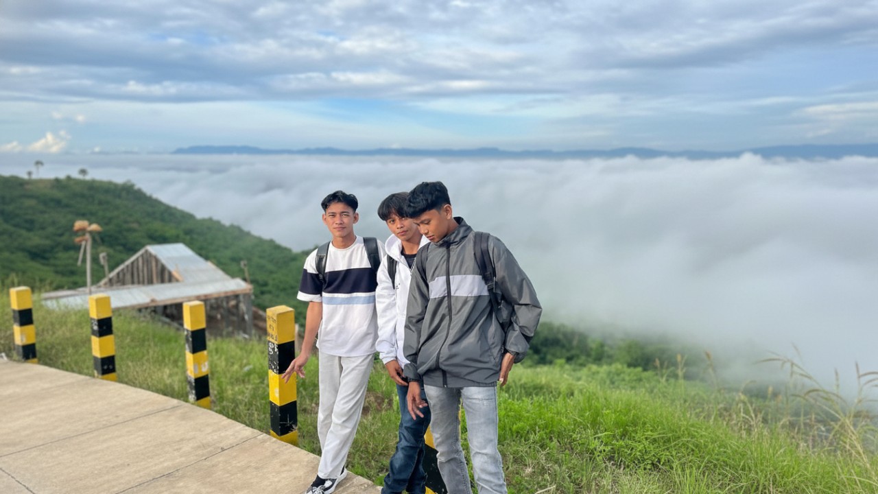 Panorama sunrise Gunung Embun dengan kabut tebal pagi hari, menampilkan pemandangan alam ikonik khas Paser yang memukau.