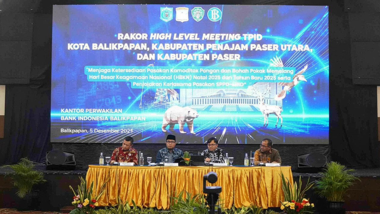 Suasana rapat TPID gabungan di Hotel Gran Senyiur Balikpapan, visual dinamika koordinasi lintas daerah.