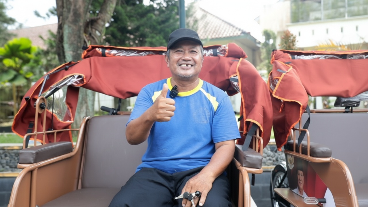 Maskur mengemudikan becak listrik barunya di Purwokerto, menyalakan harapan baru bagi para penarik becak lansia Cess.