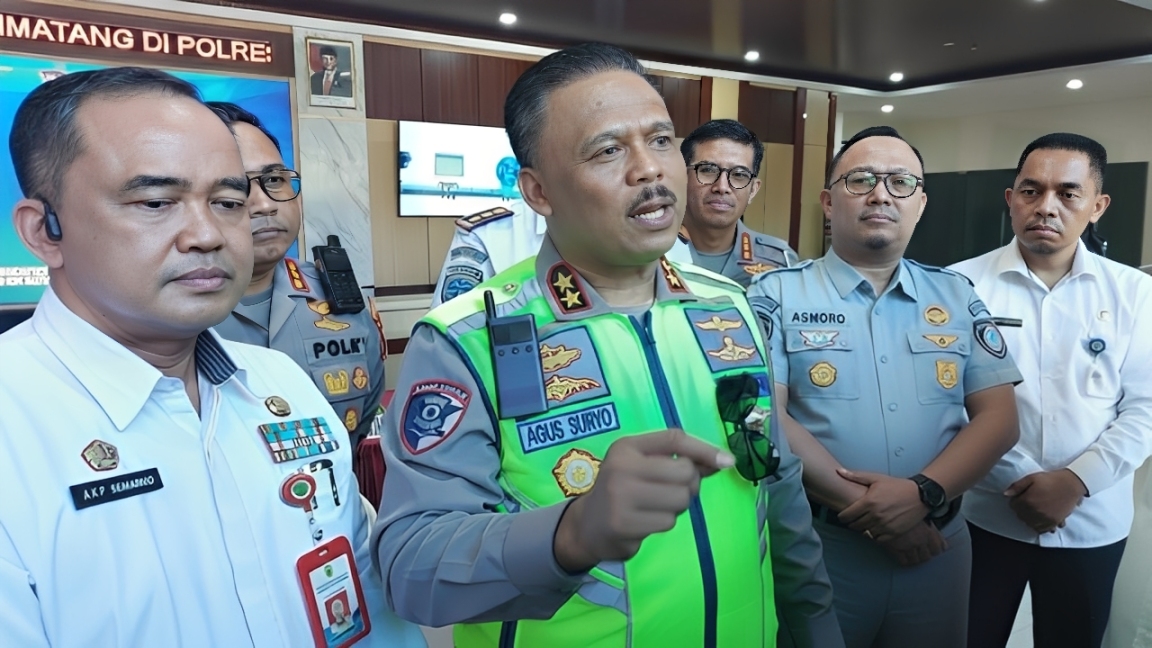 Irjen Pol Agus Suryo memberikan keterangan usai meninjau ruang kontrol ETLE di Polresta Balikpapan, Rabu (10 Desember 2025).