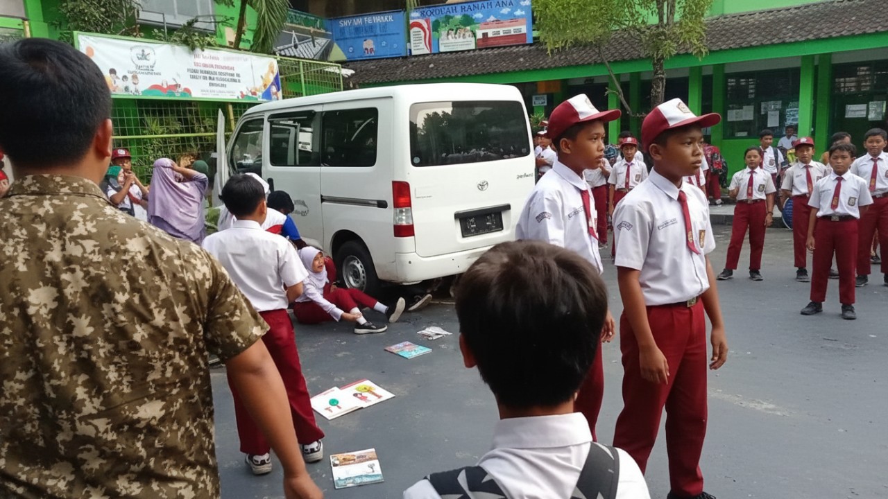 Mobil MBG Bisa Masuk ke Area Baris Berbaris Siswa SDN 01 Cilincing