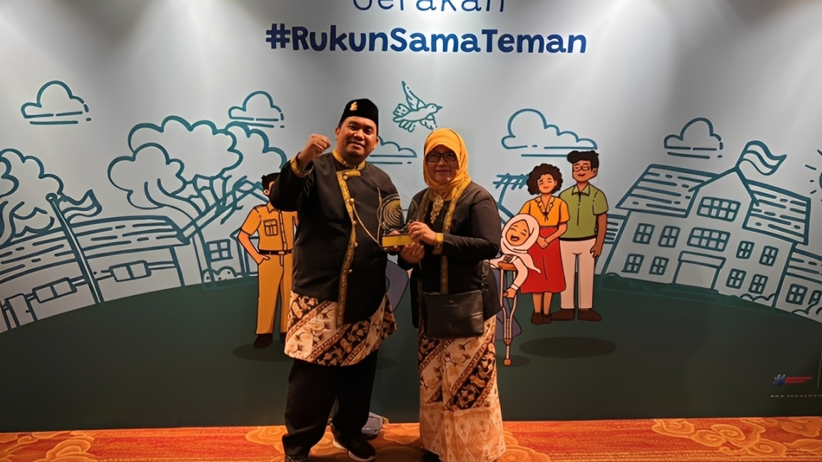 Guru SDN 011 Balikpapan Tengah dan SMKN 9 Samarinda berpose usai menerima penghargaan di ajang Sayembara 7 Kebiasaan Anak Indonesia Hebat 2025 di Jakarta, Rabu (10 Desember 2025).
