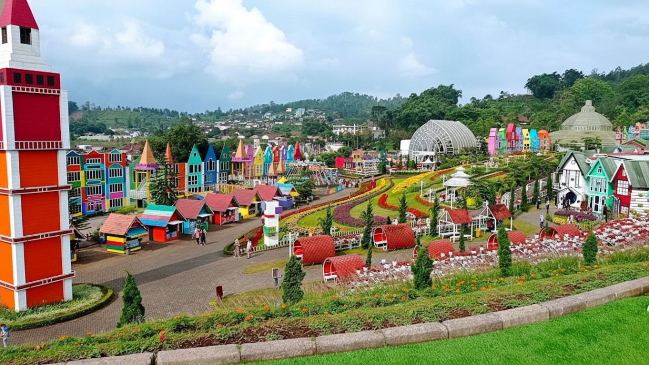 Flora Wisata San Terra Malang &ndash; hamparan bunga warna-warni dan bangunan tematik yang fotogenik mencuri perhatian pengunjung.