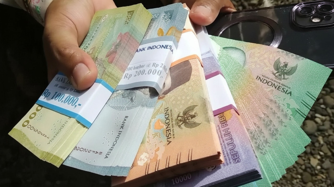 Ilustrasi uang rupiah yang menggambarkan kesiapan BI menyediakan pasokan tunai besar jelang Natal dan Tahun Baru, menarik minat pembaca sejak awal.