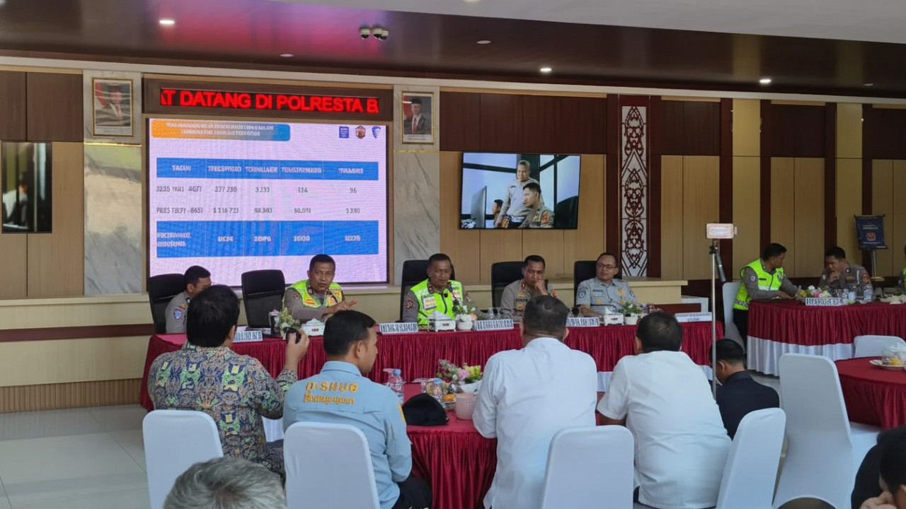 Irjen Pol. Agus meninjau kesiapan Operasi Nataru 2025 di Polresta Balikpapan, memastikan arus lalu lintas dan akses wisata berjalan optimal