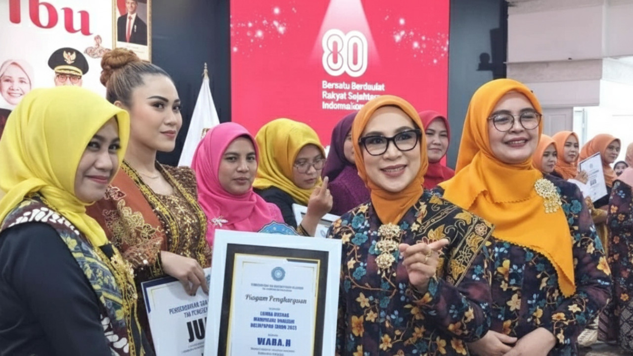 Ketua TP PKK Balikpapan menerima penghargaan juara umum se-Kaltim dengan busana motif kelubut yang menonjolkan identitas daerah
