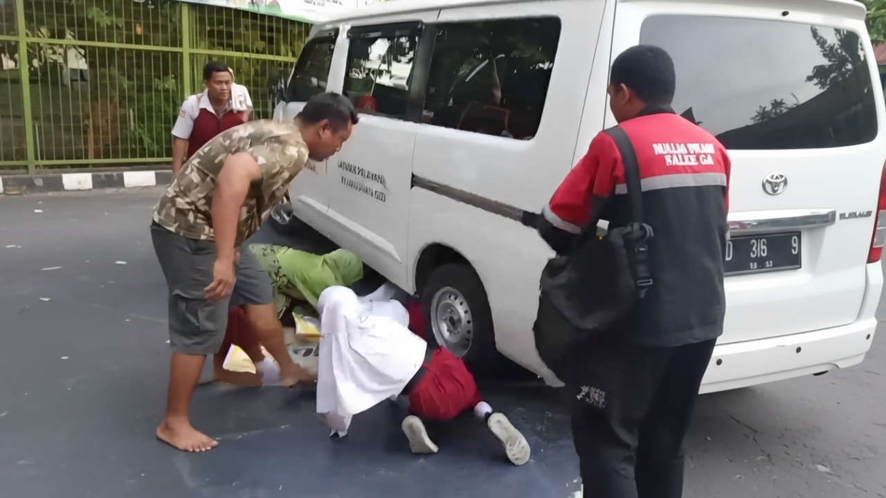 Petugas dan guru mengevakuasi siswa SDN 01 Cilincing setelah mobil MBG kehilangan kendali, momen yang membuat warga cemas.