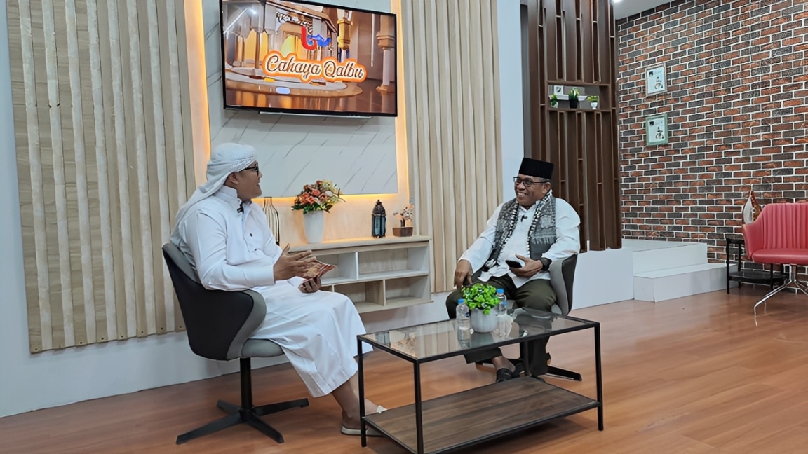 Host dan narasumber berdialog mengenai regulasi pengelolaan zakat dalam program Cahaya Qolbu di Studio Balikpapan TV, Jumat (12 Desember 2025).