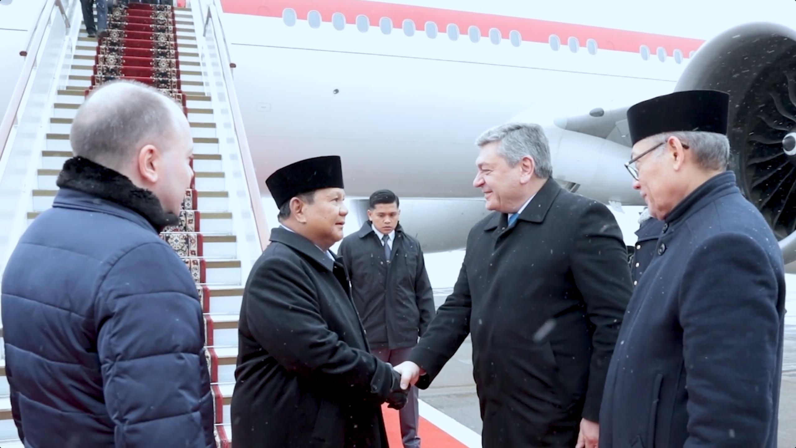 Presiden Prabowo tiba di Bandara Vnukovo Moskow, disambut delegasi Rusia dalam agenda kunjungan strategis yang jadi sorotan publik.