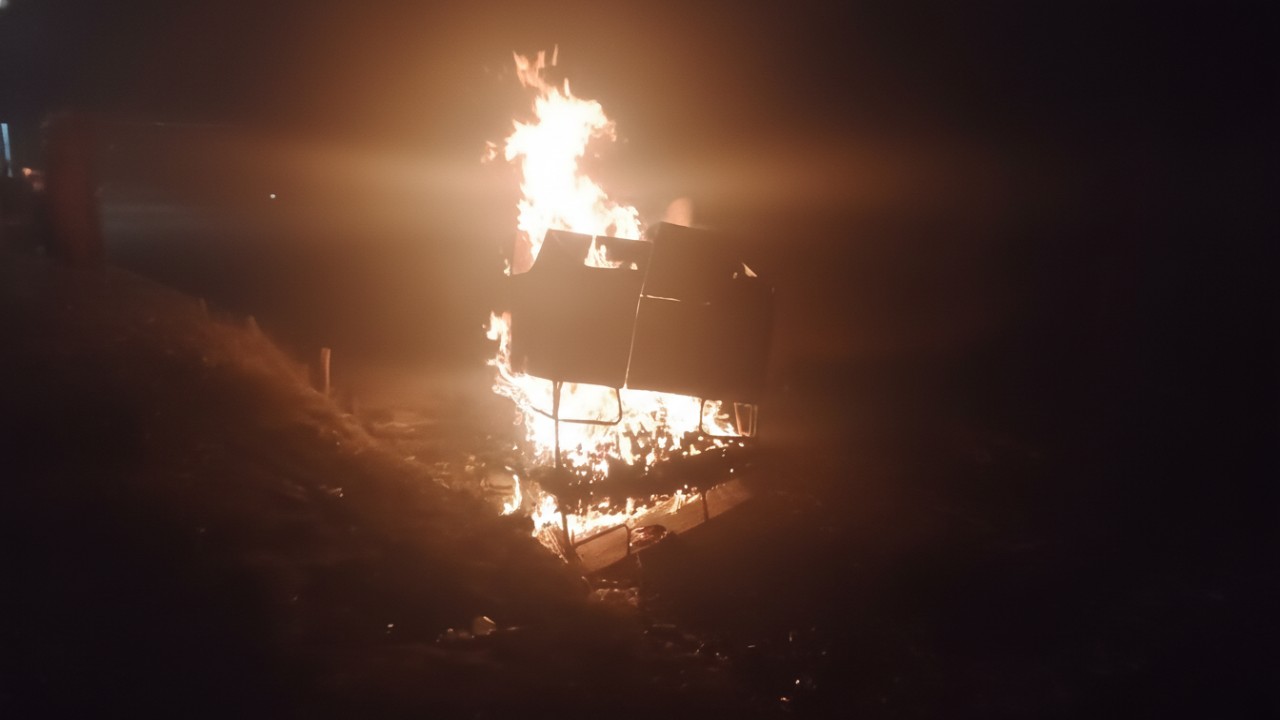 Truk Satpol PP Aceh Utara terbakar saat distribusi logistik, momen yang viral dan memicu klarifikasi resmi agar tidak menimbulkan salah paham.