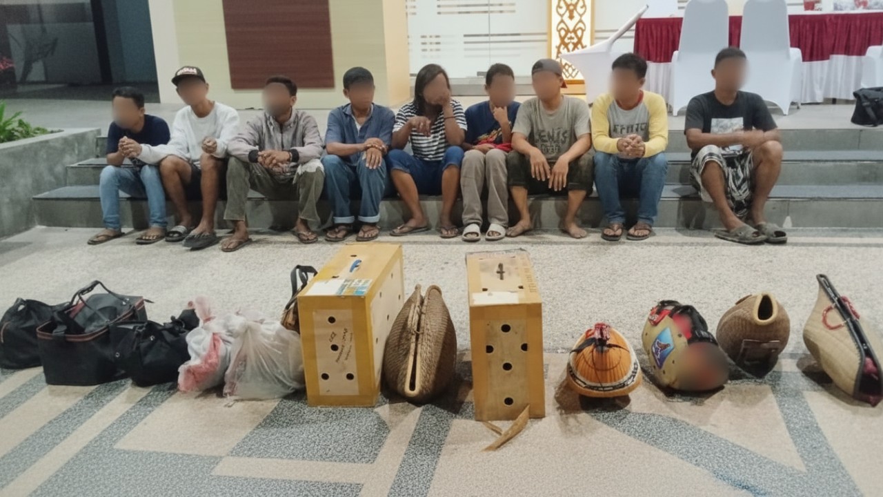 Sejumlah orang yang diamankan Polresta Balikpapan terkait dugaan judi sabung ayam, Rabu (10 Desember 2025).