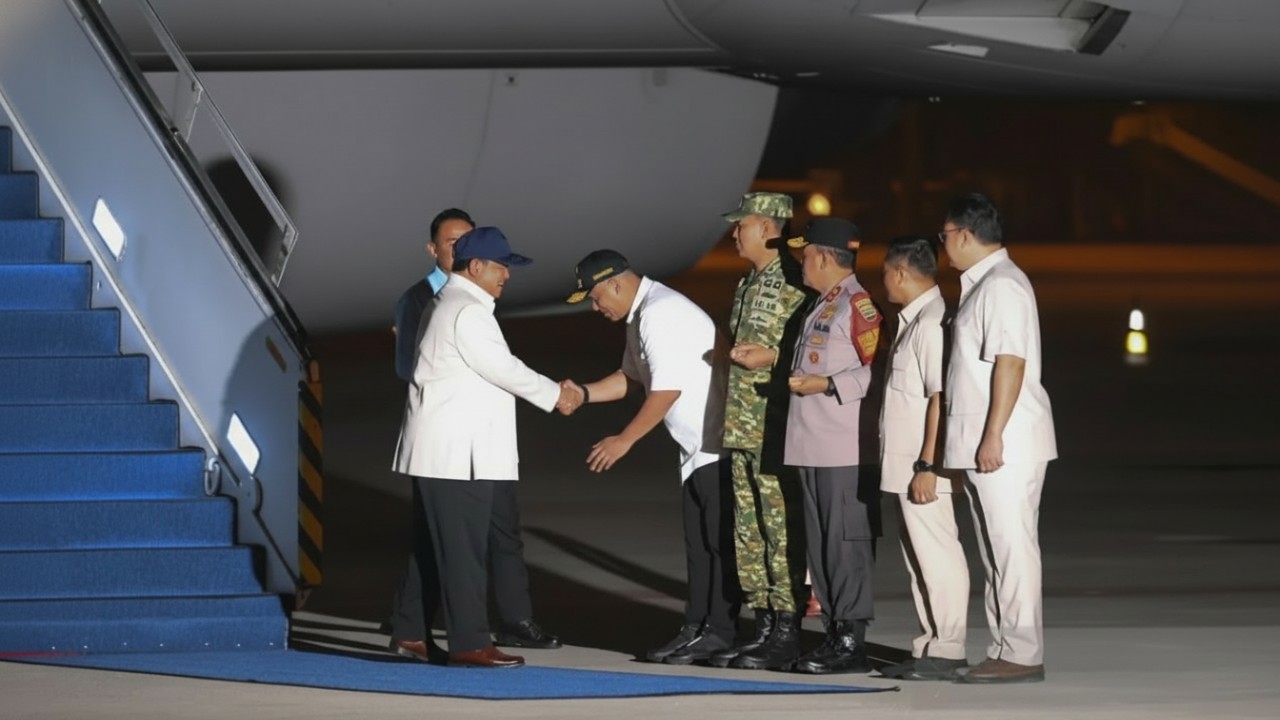Momen ketibaan Prabowo di Bandara Kualanamu Medan saat bersiap meninjau penanganan bencana.