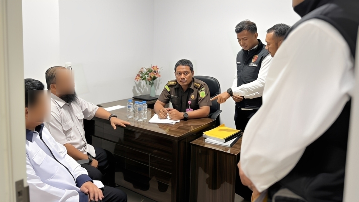 Dua tersangka dugaan korupsi dana hibah UPT Asrama Haji Balikpapan menjalani pemeriksaan, Jumat (12 Desember 2025).