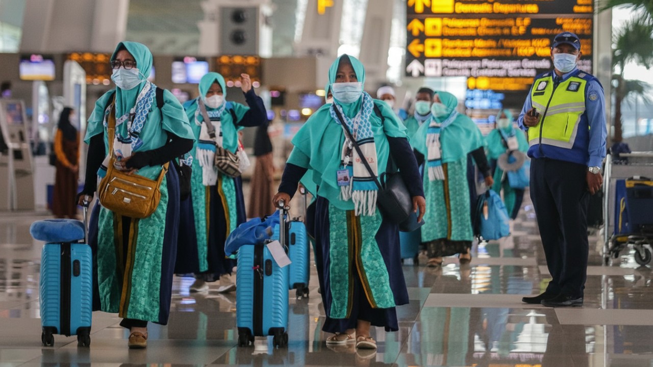 Ilustrasi keberangkatan jamaah umroh di bandara.