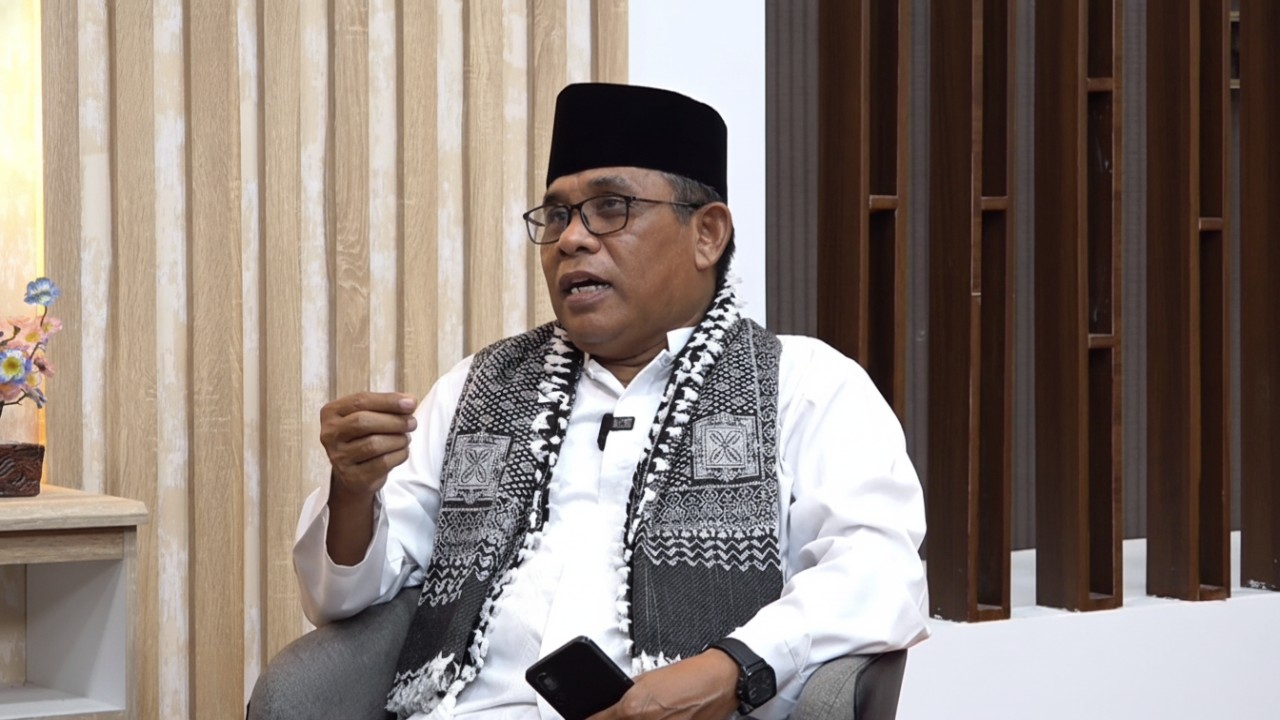 Wakil Ketua IV Baznas Balikpapan, Ustaz Drs HM Jailani M.Si, saat menjadi narasumber program Cahaya Qolbu di studio Balikpapan TV, Jumat (12 Desember 2025).
