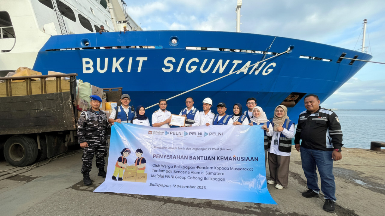 Petugas mengangkut 165 koli bantuan ke KM Bukit Siguntang di Pelabuhan Semayang, menunjukkan kuatnya solidaritas warga Balikpapan Penajam.