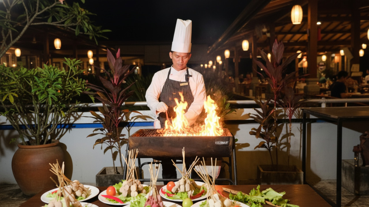 Suasana BBQ malam minggu di rooftop Swiss-Belinn Balikpapan dengan pemandangan kota dan stall menu internasional yang ramai pengunjung.