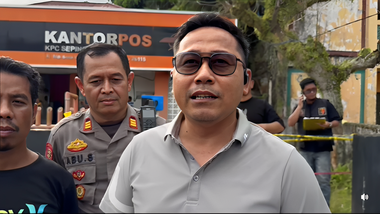 Kapolresta Balikpapan Kombes Pol Anton Firmanto, memberikan keterangan terkait peristiwa yang terjadi di depan kantor Pos Sepinggan Balikpapan, Sabtu (13 Desember 2025)