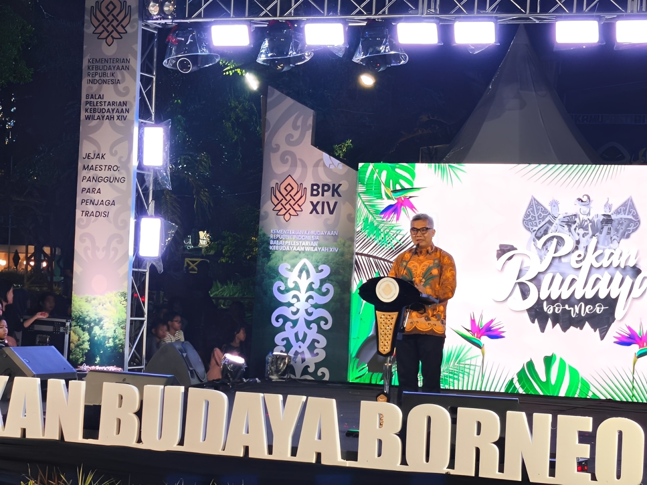 Staf Ahli Bidang Sosial dan Kesejahteraan Pemkot Balikpapan, Adamin S., memberikan sambutan dalam Pekan Budaya Borneo 2025.