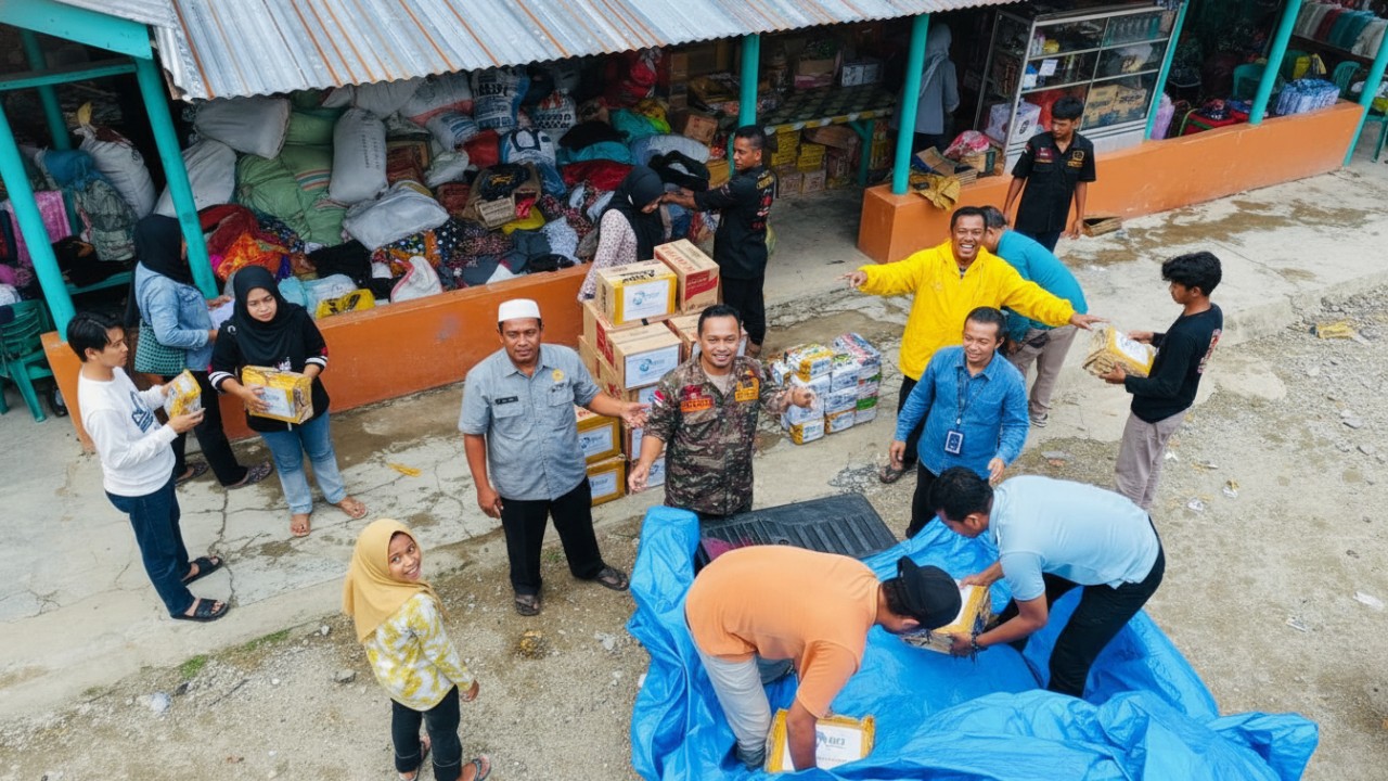 Petugas BRI menyalurkan bantuan sembako dan kebutuhan darurat kepada warga terdampak banjir bandang di wilayah Sumatra.