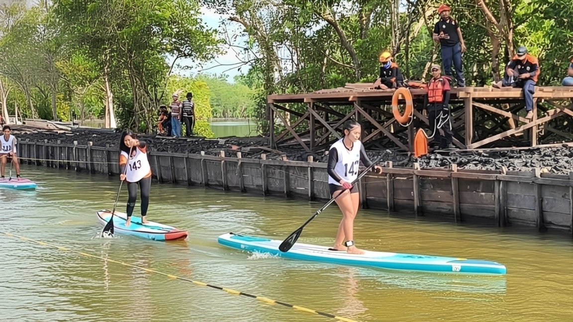 Sejumlah peserta mengikuti Festival Dayung Manggar 2025 di kawasan Sungai Manggar, Balikpapan.