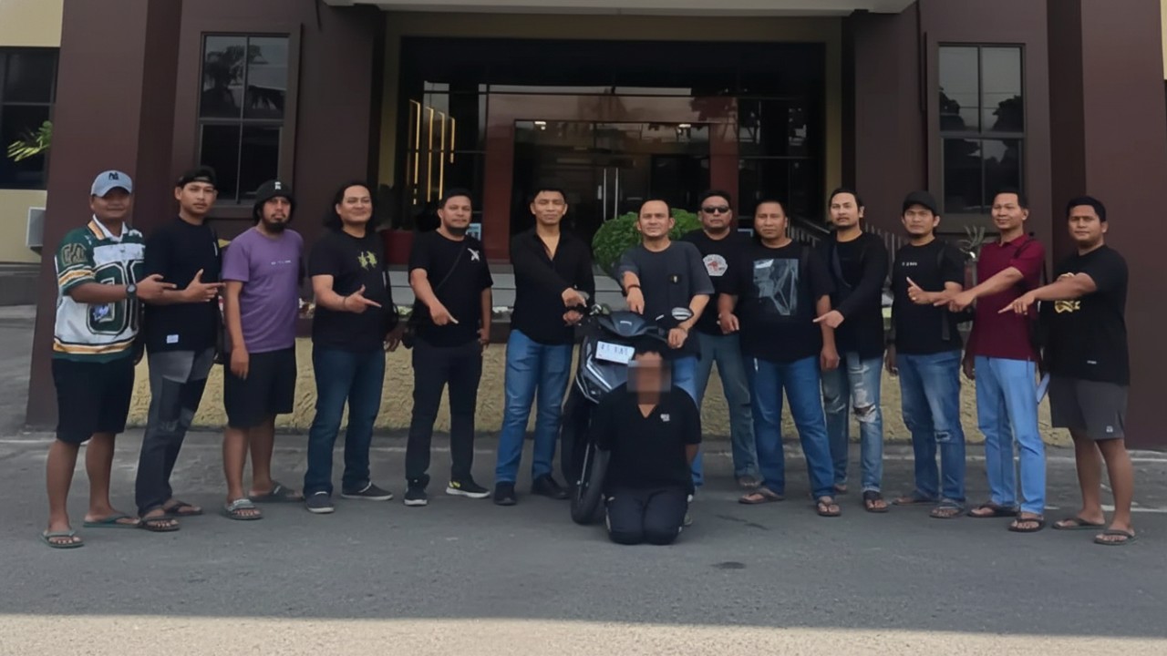Petugas kepolisian mengamankan pelaku curat beserta barang bukti tatah dan motor, jejak kasus lintas wilayah yang akhirnya terungkap.