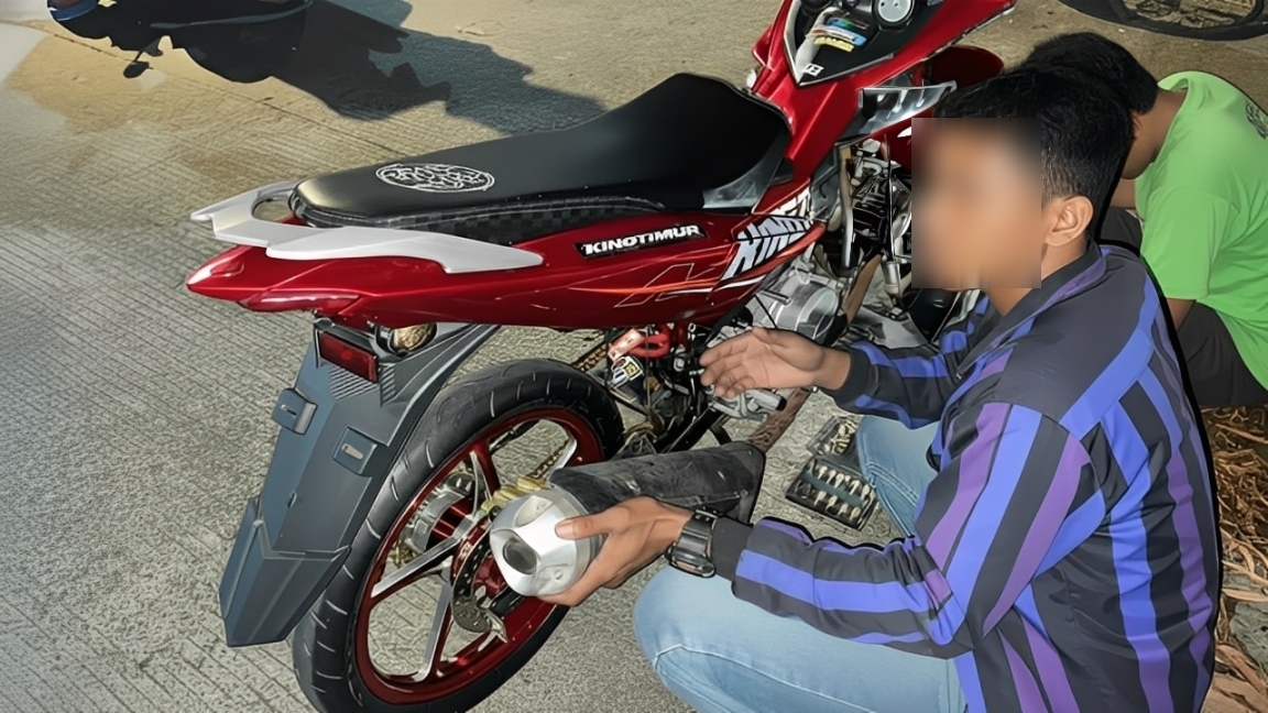 Pengendara motor yang terjaring razia knalpot brong di Balikpapan mengganti knalpot dengan standar pabrikan, Minggu (14 Desember 2025).