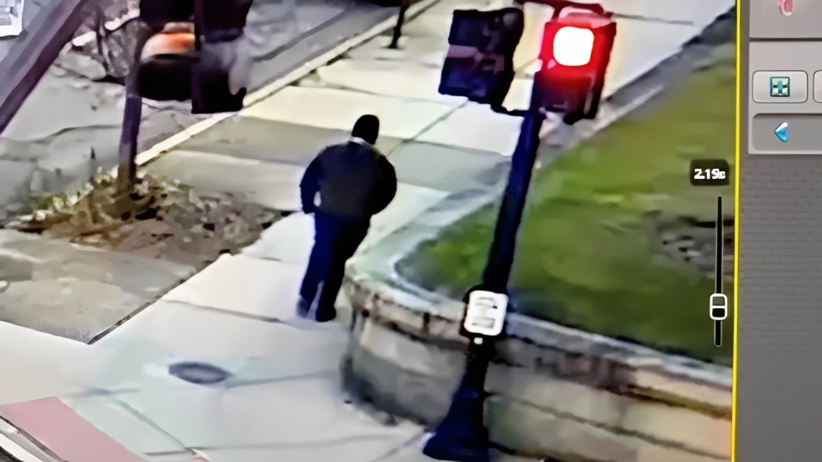 Rekaman CCTV memperlihatkan pria berpakaian gelap berjalan di Hope Street usai penembakan Universitas Brown.
