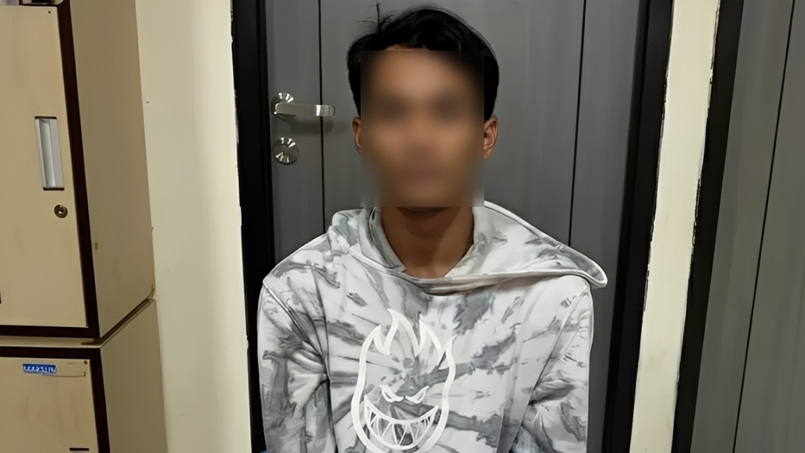 Tersangka diamankan petugas usai penindakan kasus sabu di Balikpapan.