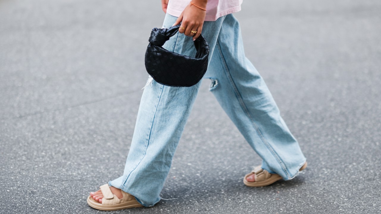 Tampilan busana dengan siluet oversized yang jatuh santai, memberi ruang gerak dan kesan tenang.