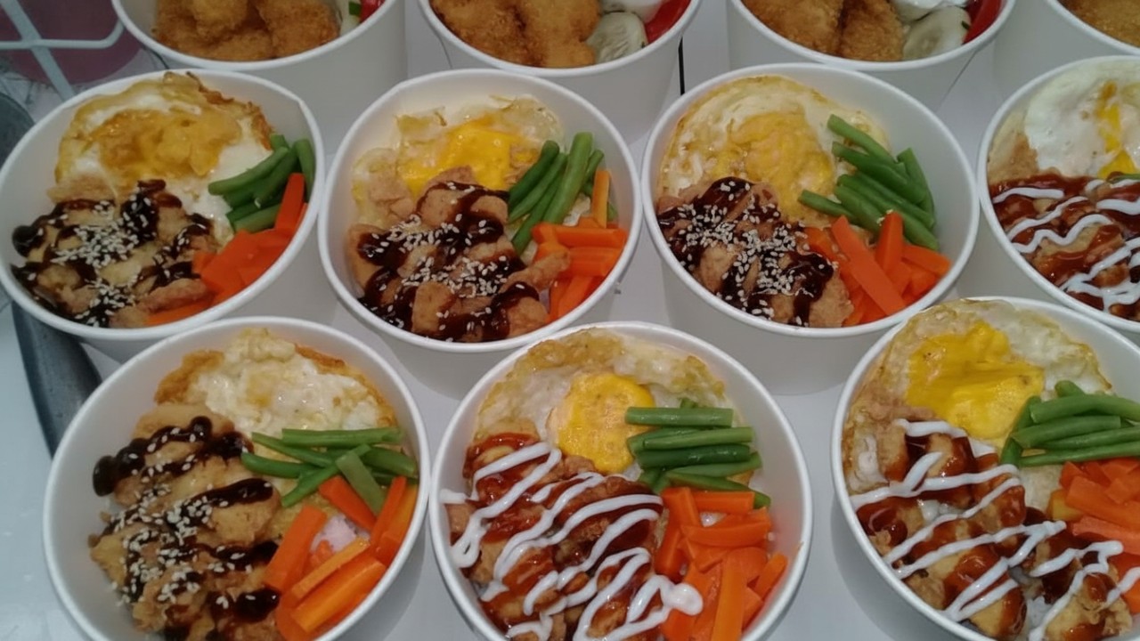 Semangkuk rice bowl praktis dengan isian variatif, solusi makan cepat dan mengenyangkan untuk bubuhan aktif.