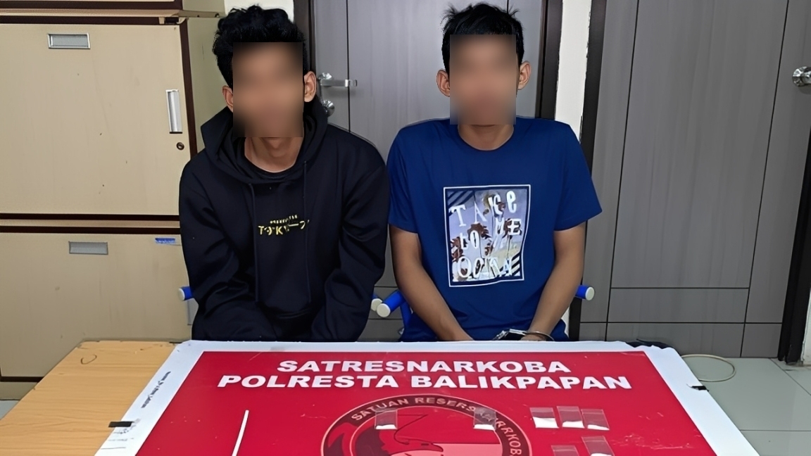 Tersangka bersama barang bukti sabu yang diamankan Polresta Balikpapan, Kamis (11 Desember 2025).