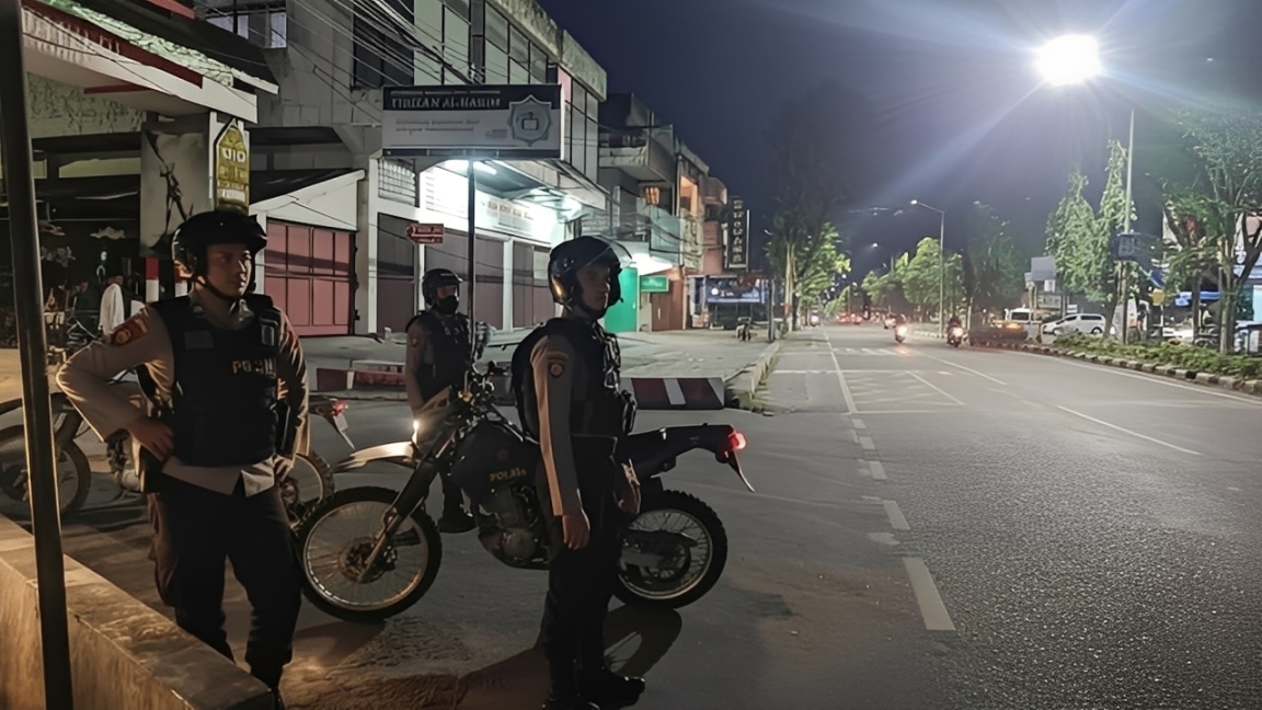 Ilustrasi petugas kepolisian saat melakukan patroli malam di Balikpapan.