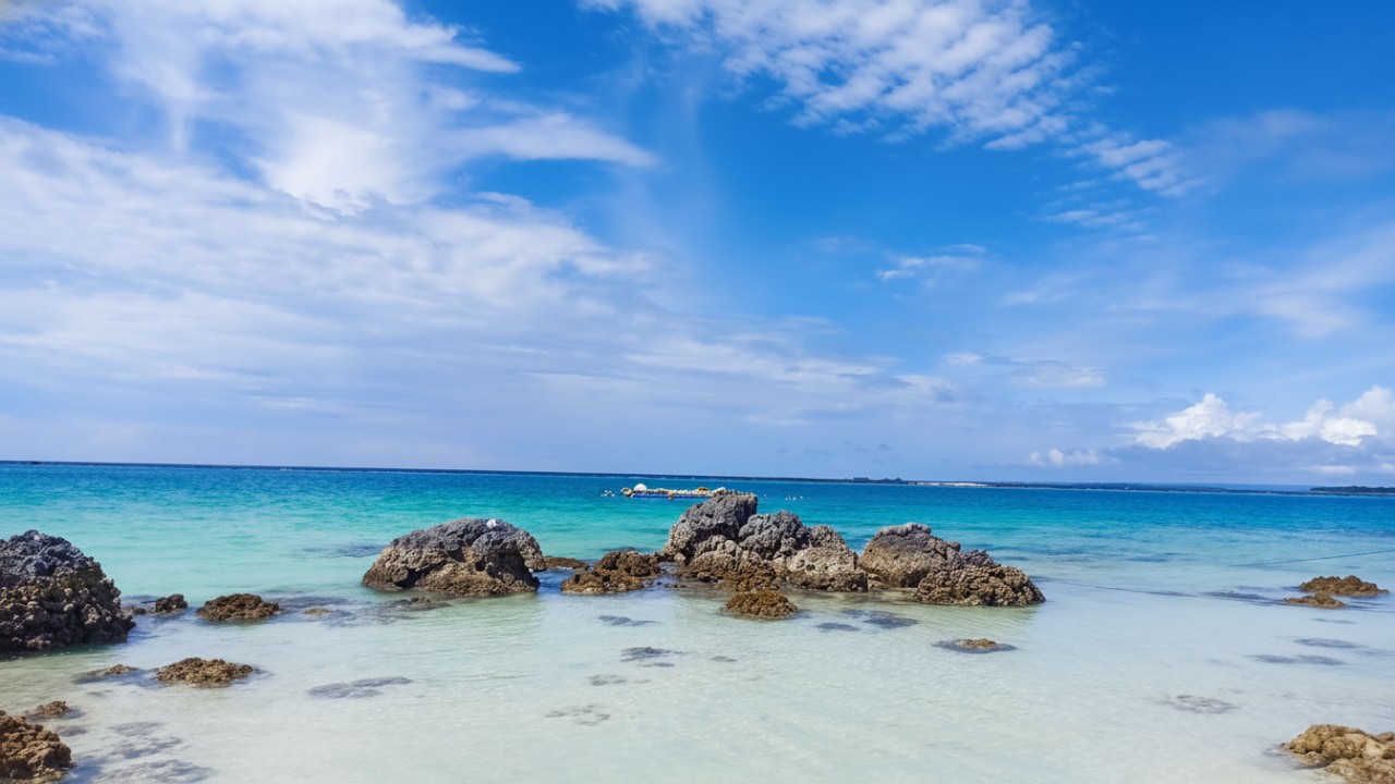 Pantai Tureloto di Nias dengan hamparan laut dan garis pantai alami yang tenang, mengundang untuk disimak lebih dekat.