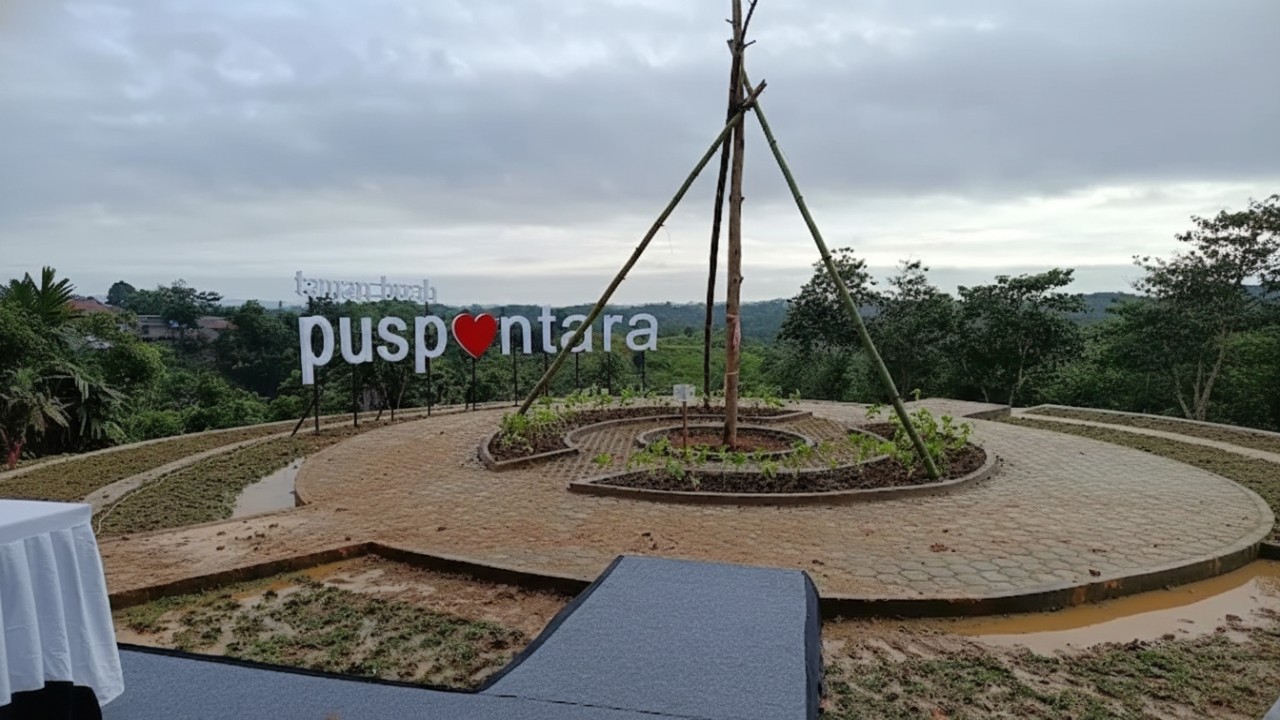 Panorama Bukit Cinta IKN dengan kabut pagi menyelimuti perbukitan hijau di kawasan Sepaku.