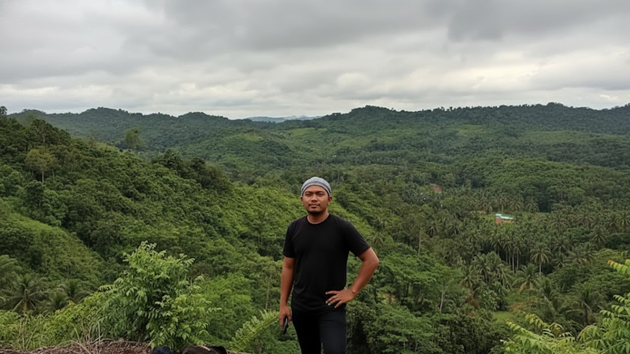 Tebing Batu Ali Baba dengan latar lanskap pedesaan Loa Duri Ulu, menampilkan panorama alam terbuka yang asri dan alami.