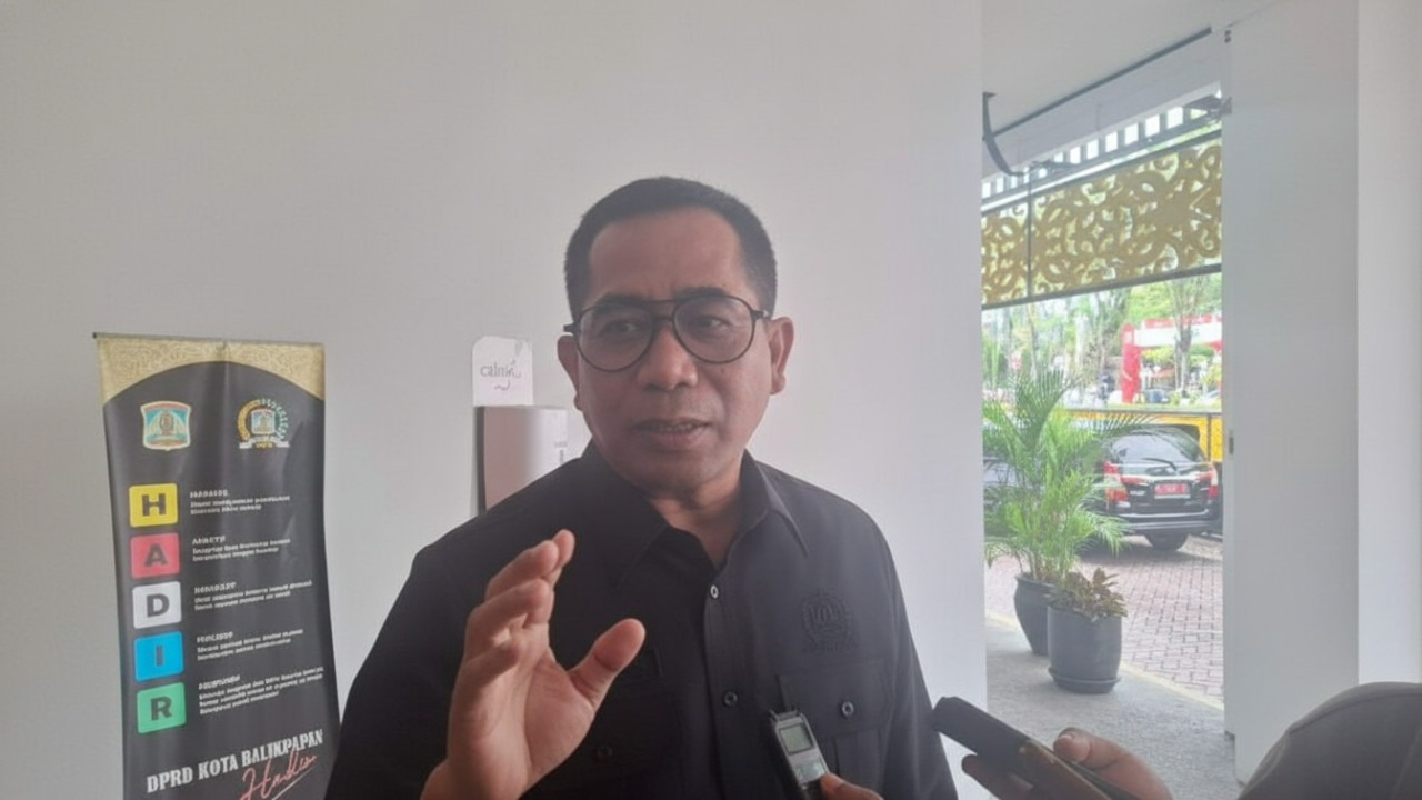 Wakil Ketua DPRD Balikpapan Yono Suherman di Kantor DPRD, membahas penyesuaian anggaran dan program prioritas kota.